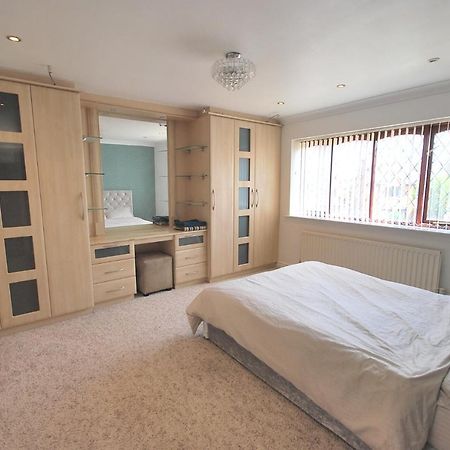 Entire And Exclusive Four Bed Detached Villa Lostock Екстер'єр фото