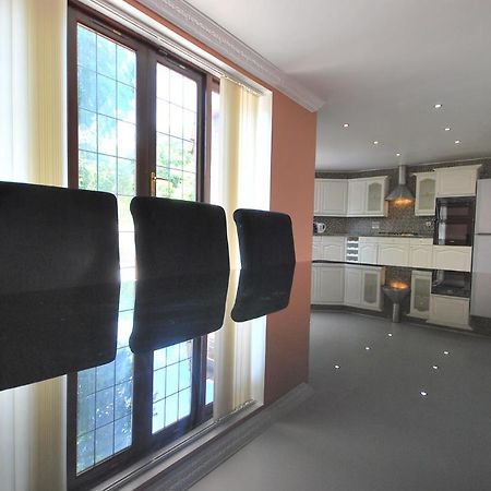 Entire And Exclusive Four Bed Detached Villa Lostock Екстер'єр фото