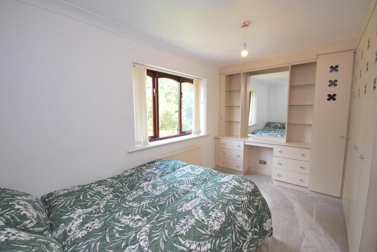 Entire And Exclusive Four Bed Detached Villa Lostock Екстер'єр фото