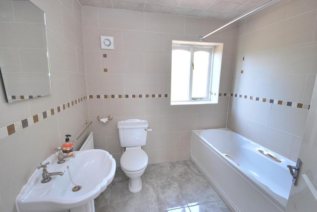 Entire And Exclusive Four Bed Detached Villa Lostock Екстер'єр фото