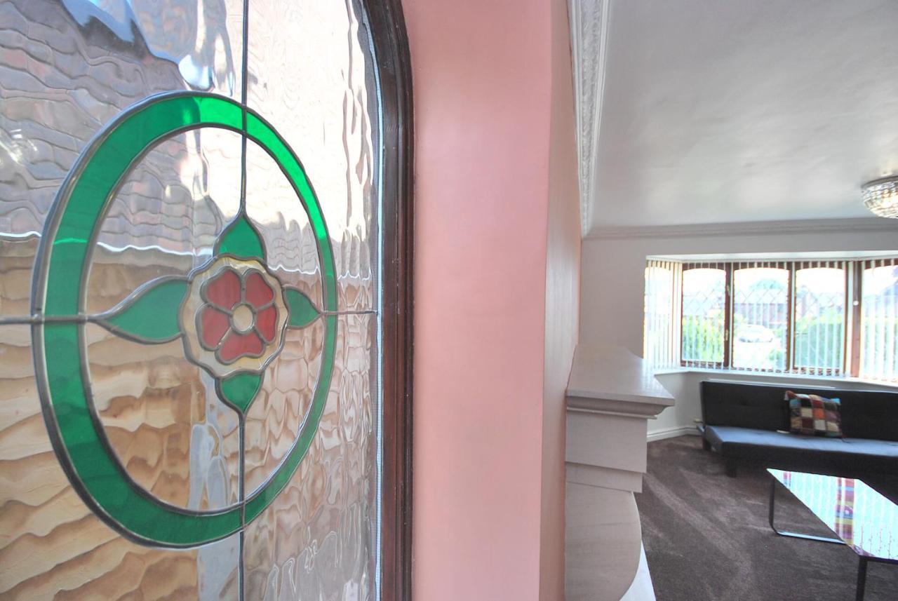 Entire And Exclusive Four Bed Detached Villa Lostock Екстер'єр фото