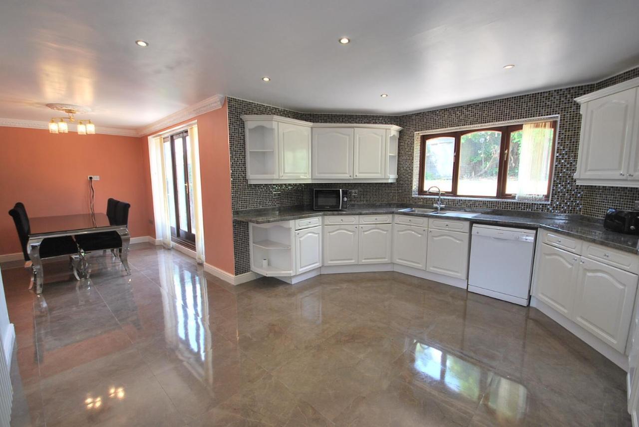 Entire And Exclusive Four Bed Detached Villa Lostock Екстер'єр фото