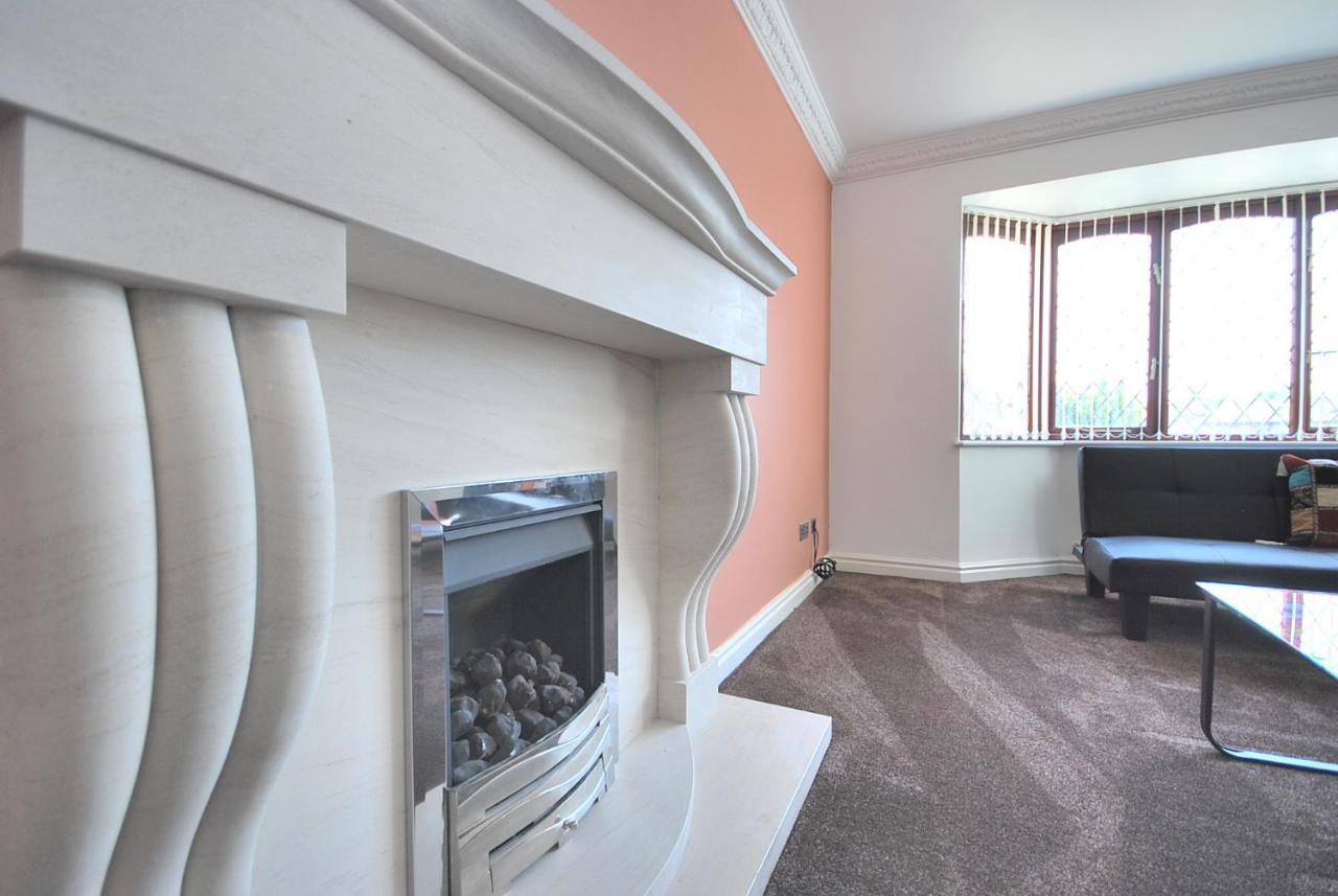 Entire And Exclusive Four Bed Detached Villa Lostock Екстер'єр фото