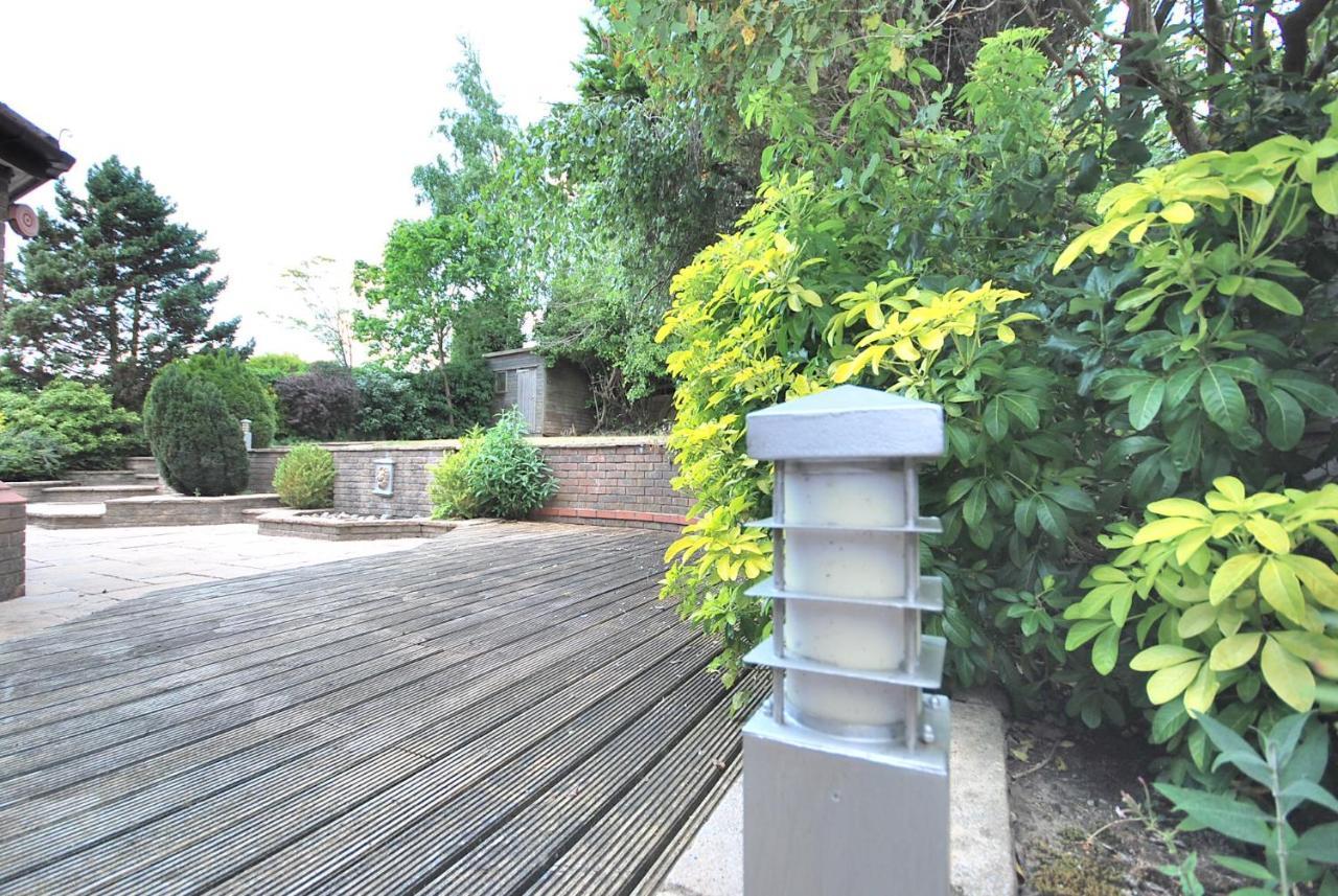Entire And Exclusive Four Bed Detached Villa Lostock Екстер'єр фото
