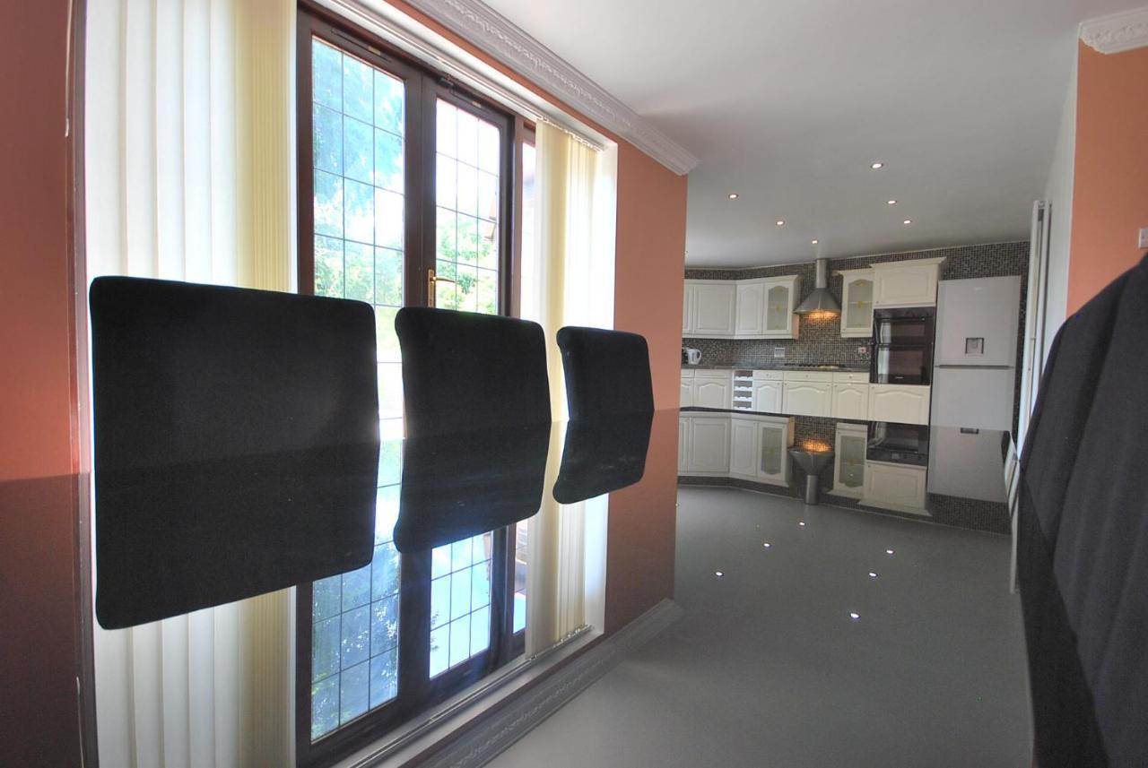 Entire And Exclusive Four Bed Detached Villa Lostock Екстер'єр фото