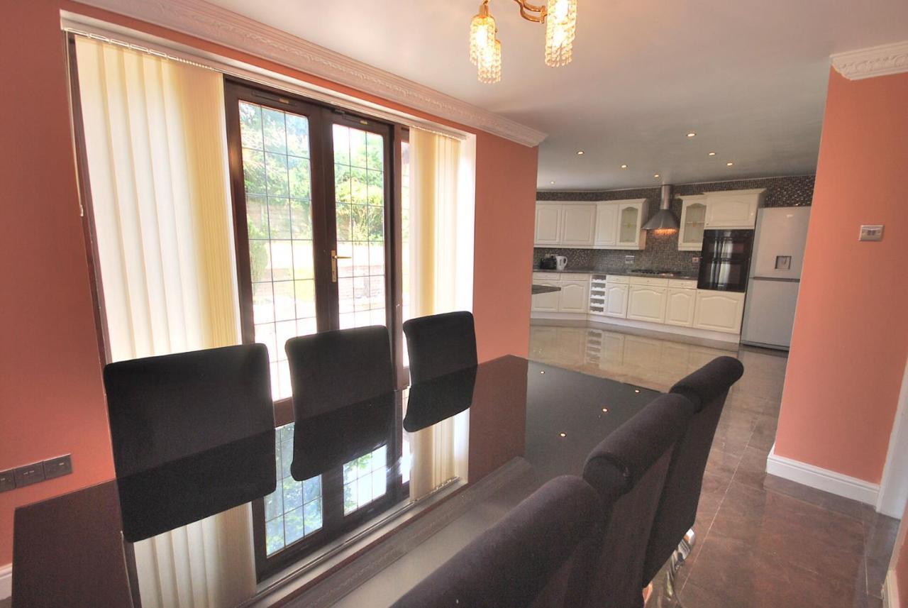 Entire And Exclusive Four Bed Detached Villa Lostock Екстер'єр фото