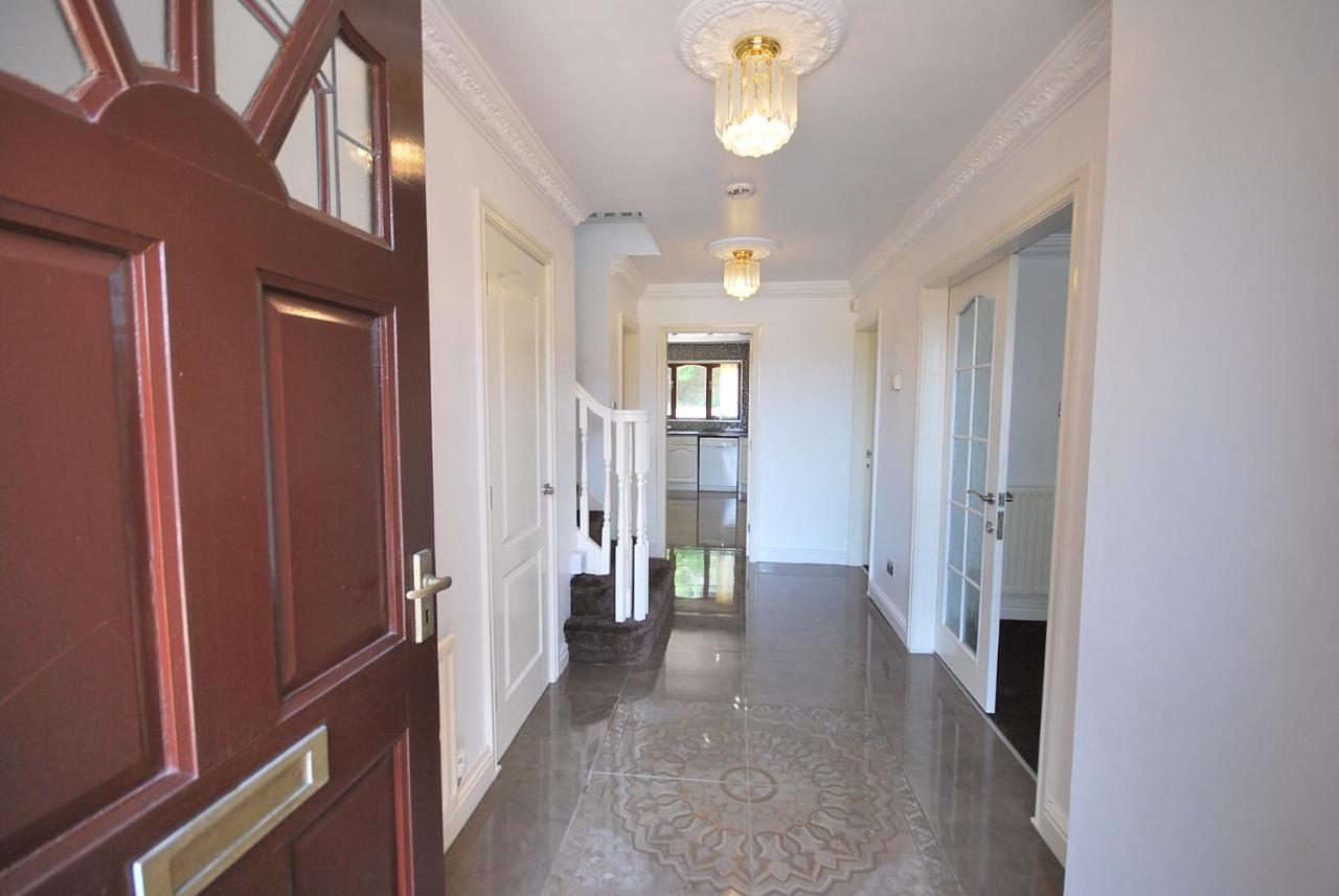 Entire And Exclusive Four Bed Detached Villa Lostock Екстер'єр фото