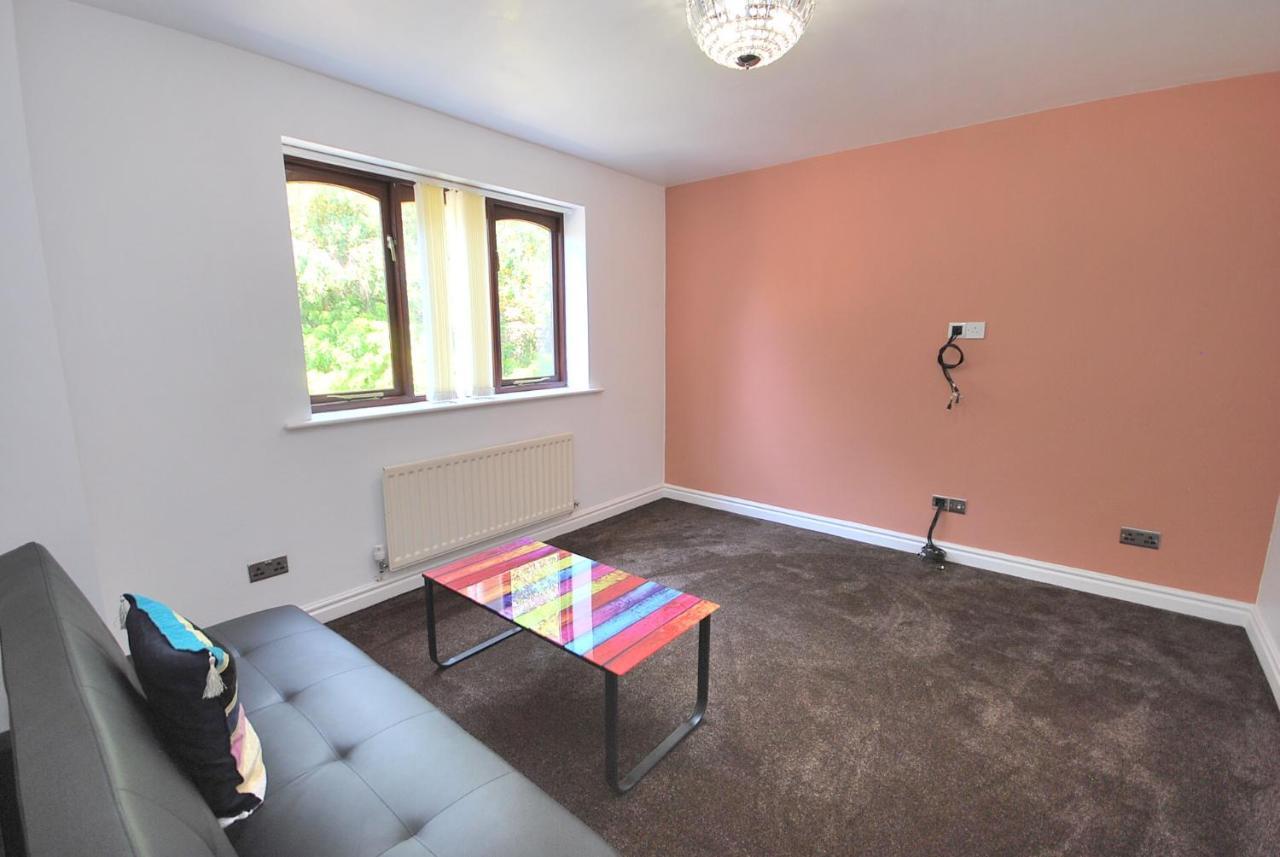 Entire And Exclusive Four Bed Detached Villa Lostock Екстер'єр фото