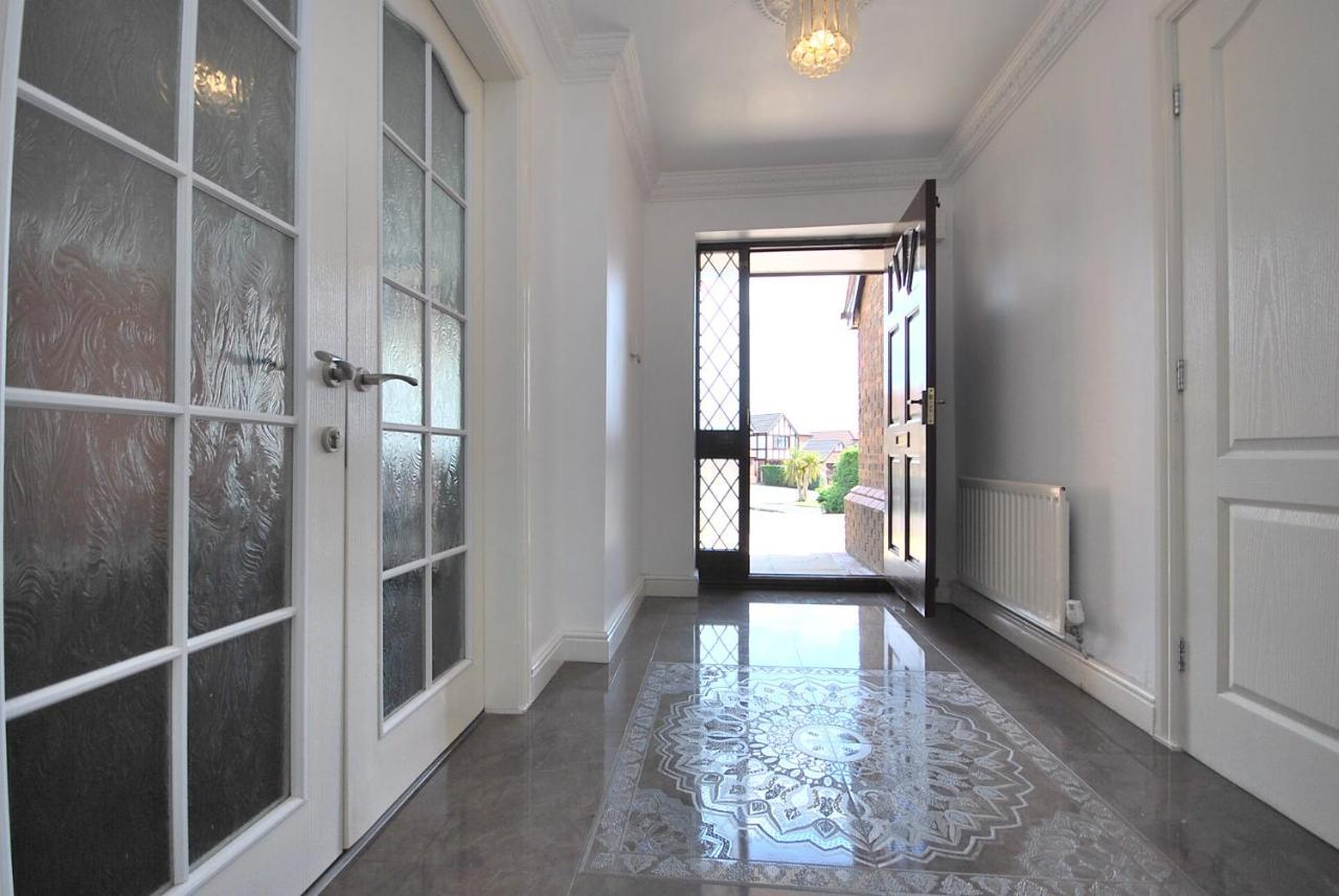 Entire And Exclusive Four Bed Detached Villa Lostock Екстер'єр фото
