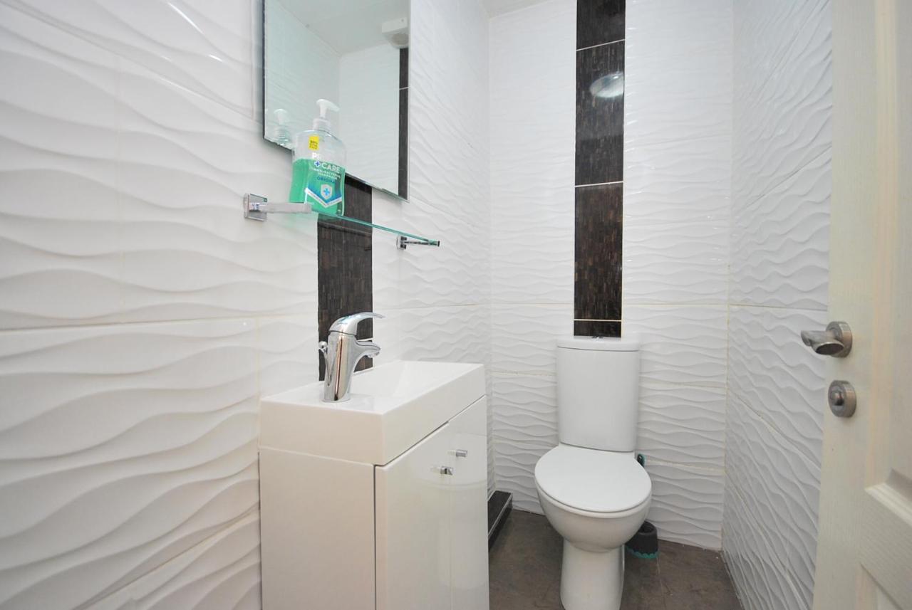 Entire And Exclusive Four Bed Detached Villa Lostock Екстер'єр фото