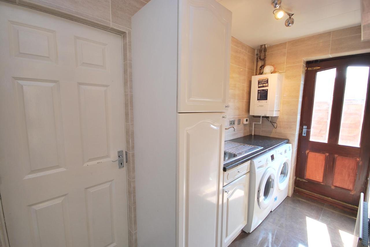 Entire And Exclusive Four Bed Detached Villa Lostock Екстер'єр фото