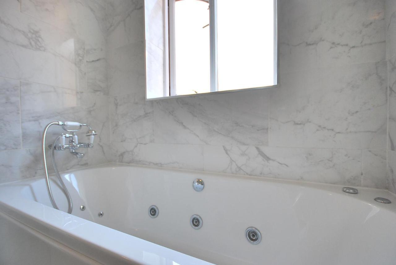 Entire And Exclusive Four Bed Detached Villa Lostock Екстер'єр фото