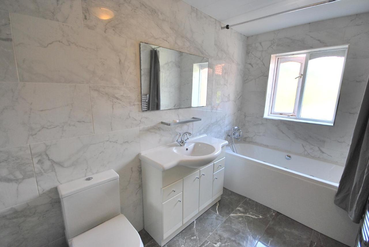 Entire And Exclusive Four Bed Detached Villa Lostock Екстер'єр фото