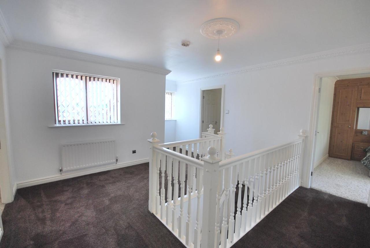 Entire And Exclusive Four Bed Detached Villa Lostock Екстер'єр фото